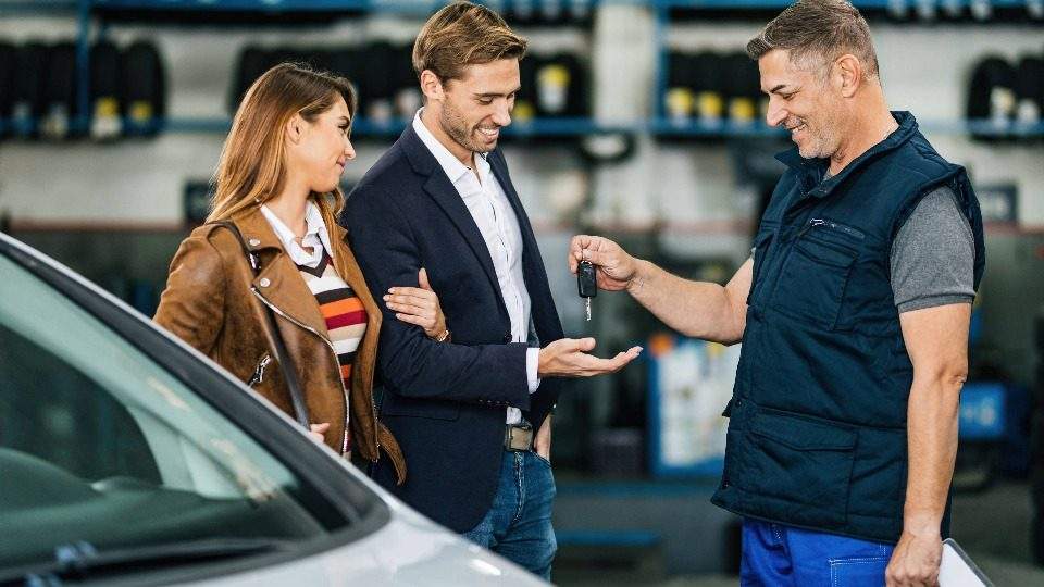 Autoankauf Jüchen nimmt das Fahrzeug eines Paares entgegen